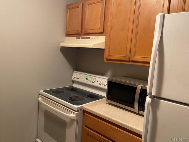 7370 CENTRAL ST APT 10, Westland, MI 48185