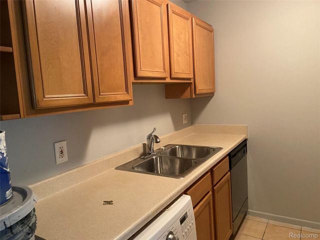 7370 CENTRAL ST APT 10, Westland, MI 48185