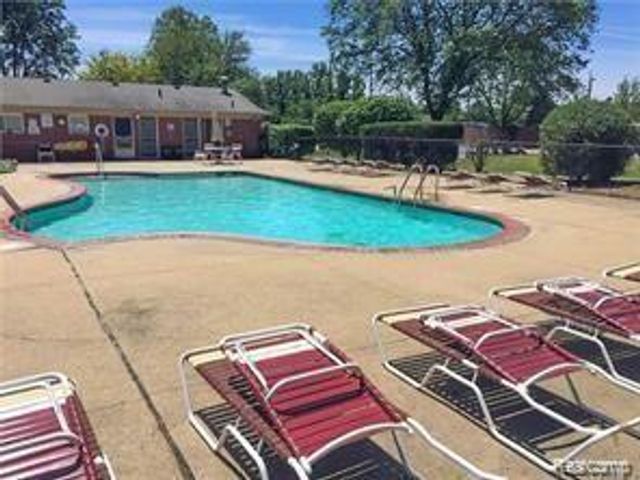 7370 CENTRAL ST APT 10, Westland, MI 48185