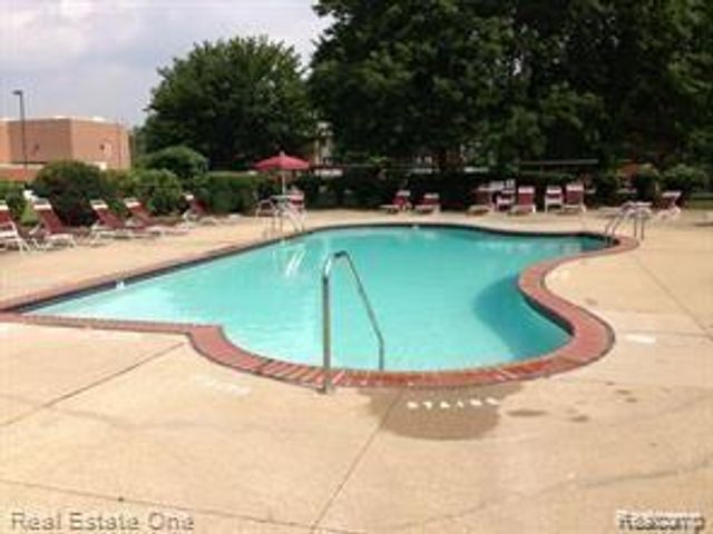 7370 CENTRAL ST APT 10, Westland, MI 48185
