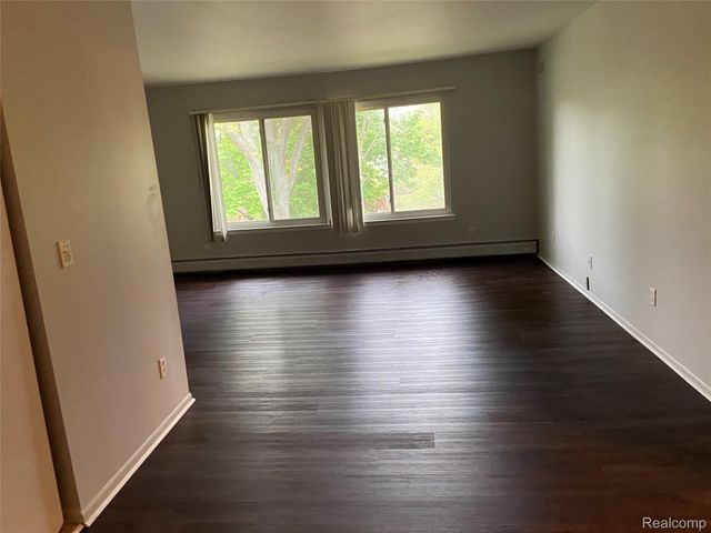 7370 CENTRAL ST APT 10, Westland, MI 48185