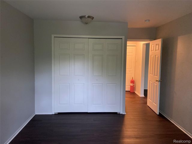 7370 CENTRAL ST APT 10, Westland, MI 48185