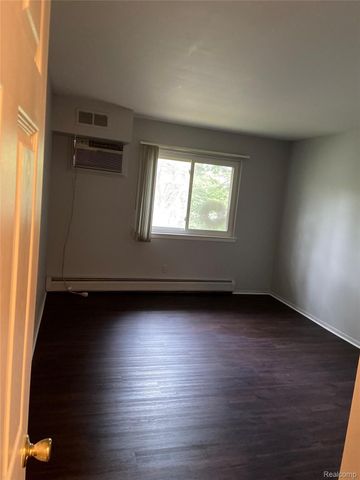 7370 CENTRAL ST APT 10, Westland, MI 48185