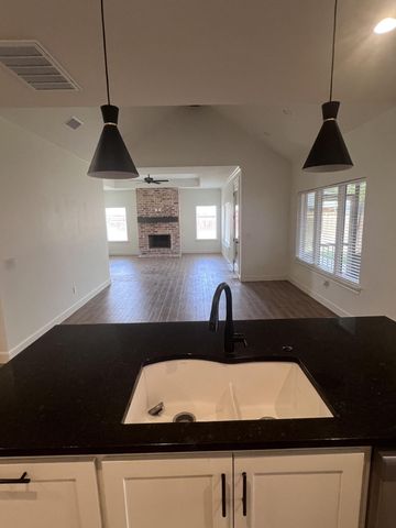 322 Cowboy Lane, Wolfforth, TX 79382