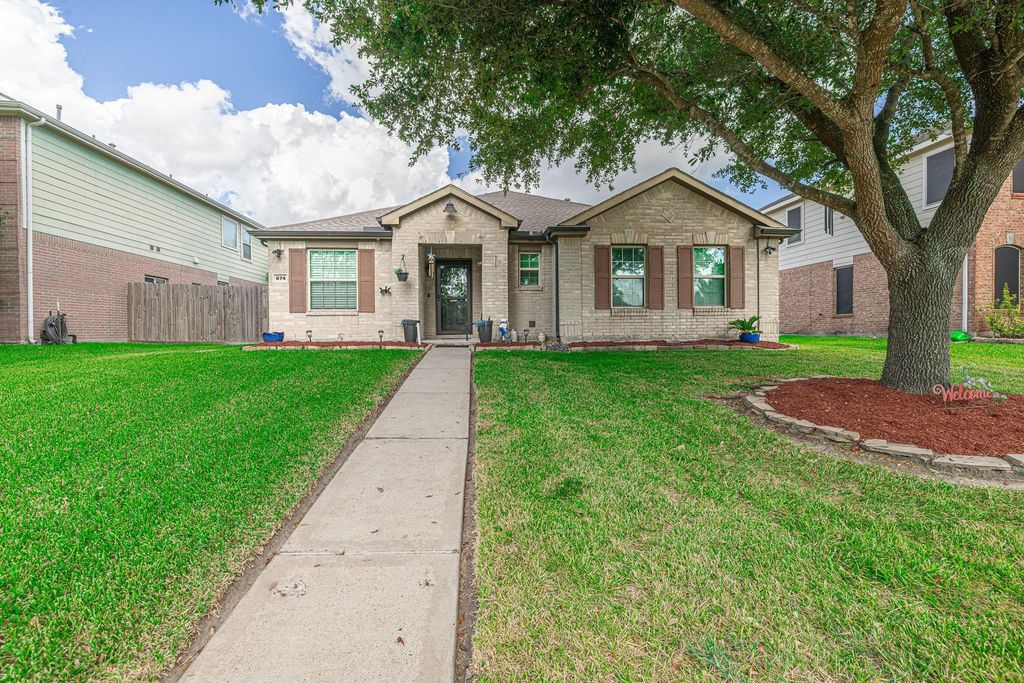 674 Fountain View Lane, League City, TX 77573