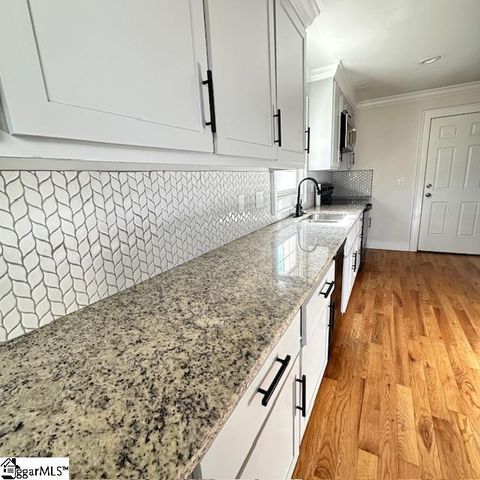 8 Pembroke Lane, Taylors, SC 29687