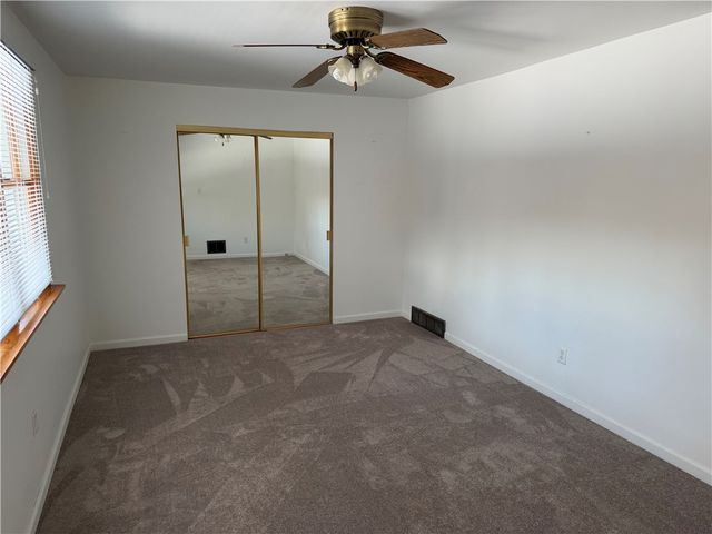 1169 Leaside Dr, Lincoln Place, PA 15207