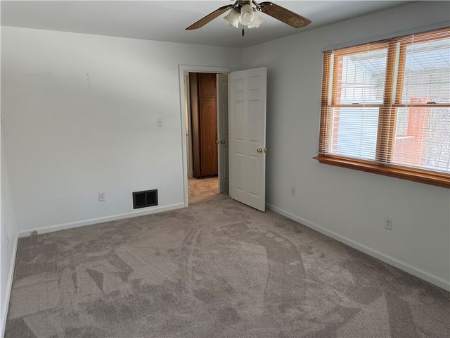 1169 Leaside Dr, Lincoln Place, PA 15207