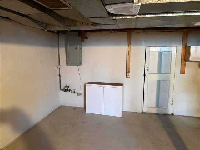 1169 Leaside Dr, Lincoln Place, PA 15207