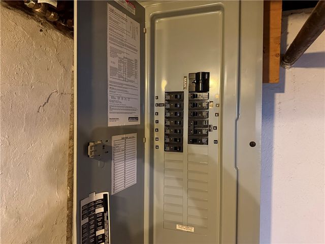 1169 Leaside Dr, Lincoln Place, PA 15207