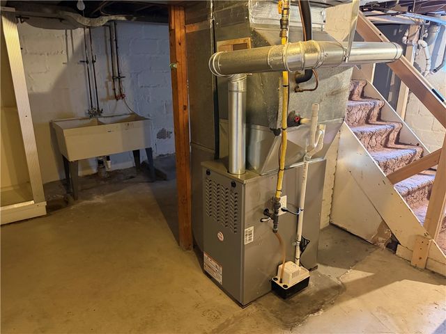 1169 Leaside Dr, Lincoln Place, PA 15207