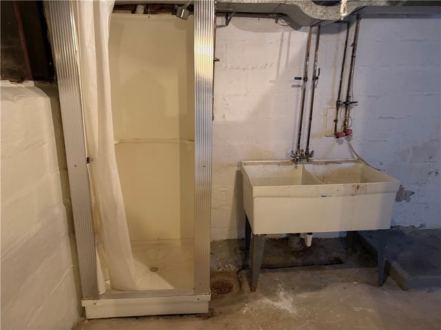 1169 Leaside Dr, Lincoln Place, PA 15207