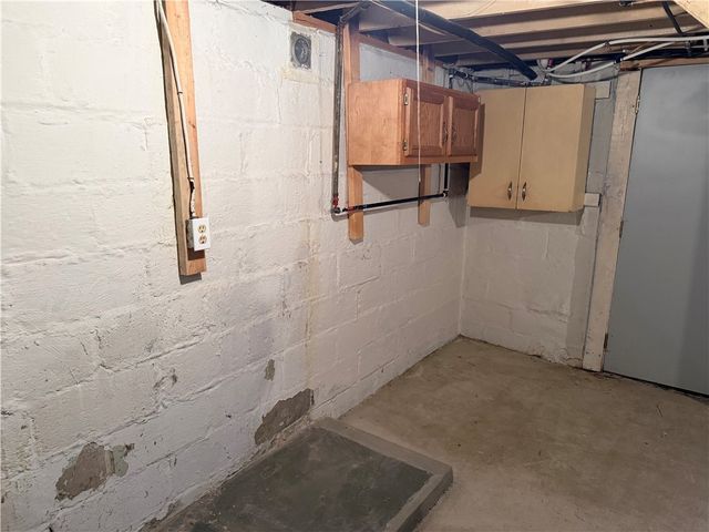 1169 Leaside Dr, Lincoln Place, PA 15207