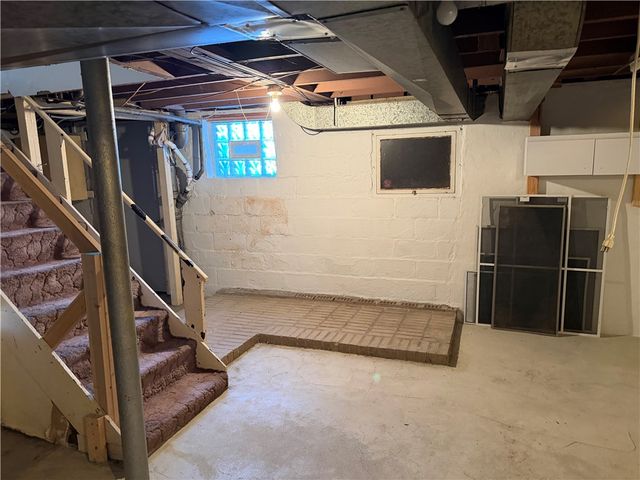 1169 Leaside Dr, Lincoln Place, PA 15207