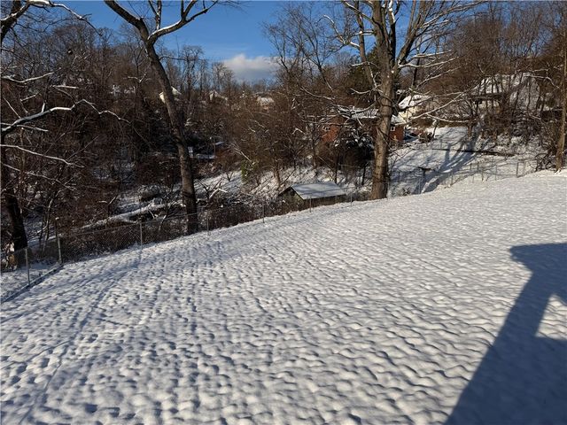 1169 Leaside Dr, Lincoln Place, PA 15207