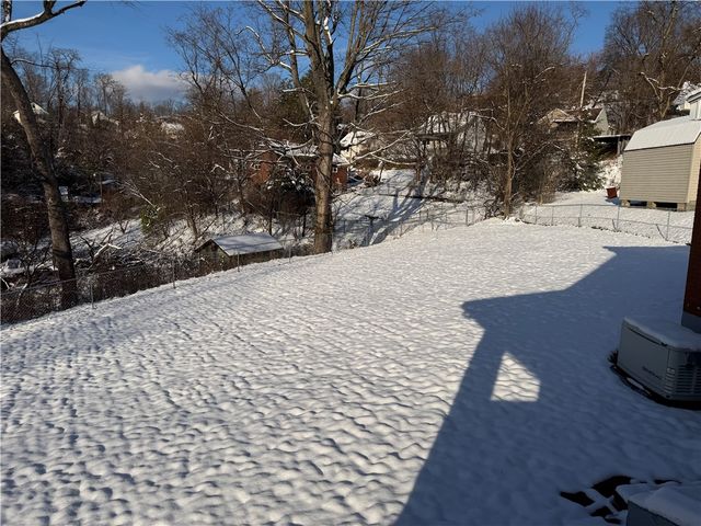 1169 Leaside Dr, Lincoln Place, PA 15207