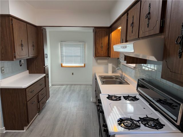 1169 Leaside Dr, Lincoln Place, PA 15207