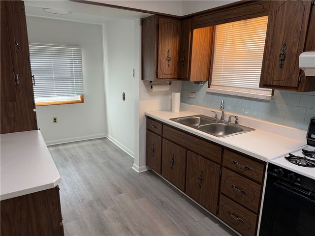 1169 Leaside Dr, Lincoln Place, PA 15207