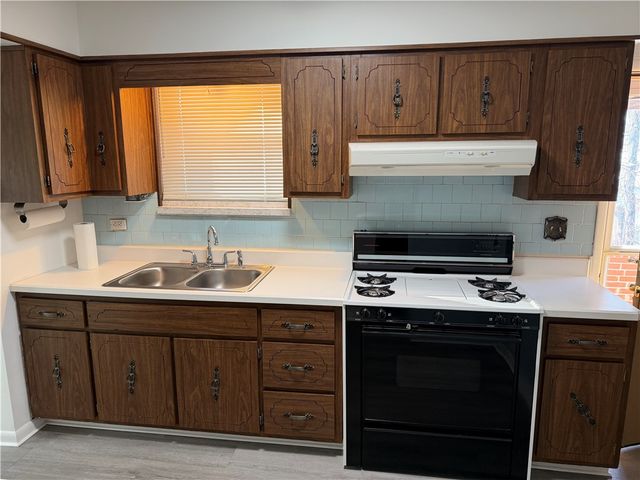 1169 Leaside Dr, Lincoln Place, PA 15207