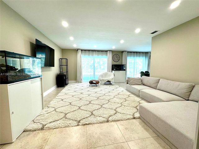 8203 NW 37th St, Coral Springs, FL 33065