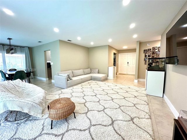 8203 NW 37th St, Coral Springs, FL 33065