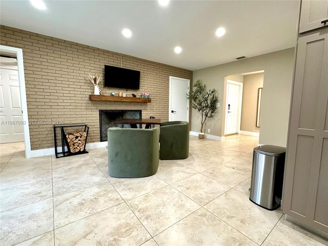 8203 NW 37th St, Coral Springs, FL 33065