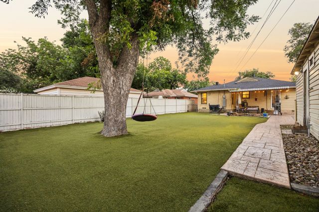 2111 Melbourne Avenue, Dallas, TX 75224