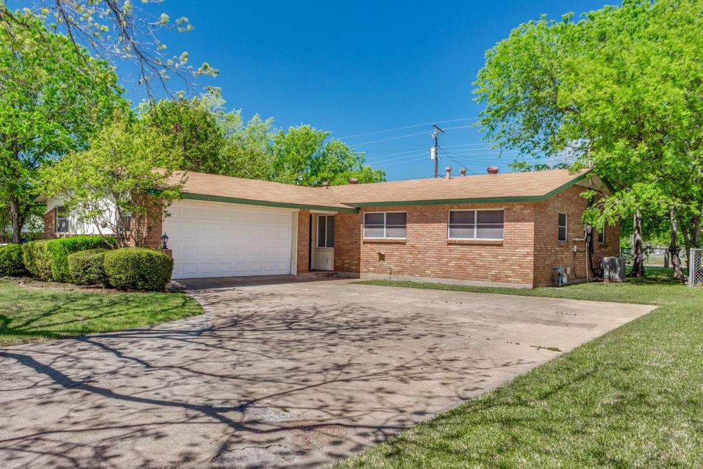 201 Wofford Way, Saginaw, TX 76179