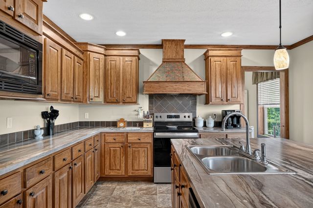 295 Narrow Way, Crossville, TN 38572