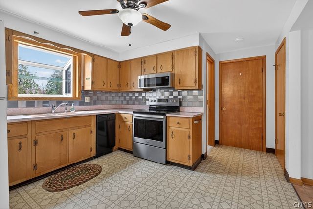 6 Lorraine Crescent, Clay, NY 13090