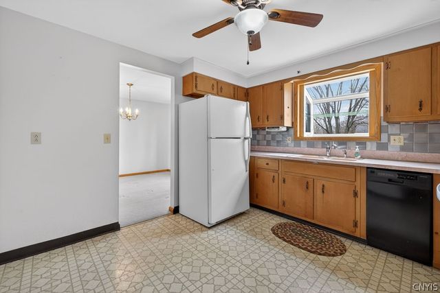 6 Lorraine Crescent, Clay, NY 13090