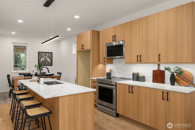 914 C 15th Avenue, Seattle, WA 98122