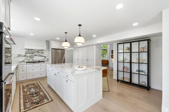 2154 E NEW HORIZON DR, Sandy, UT 84093