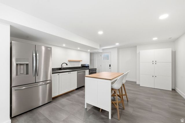 2154 E NEW HORIZON DR, Sandy, UT 84093