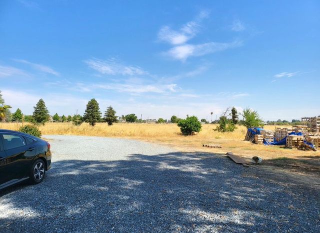 2744 N Locan Avenue, Fresno, CA 93737