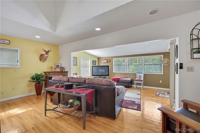 9160 W Kingston Drive, Homosassa, FL 34448