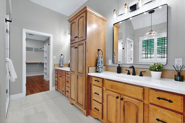 104 Standing Oak DR, Georgetown, TX 78633