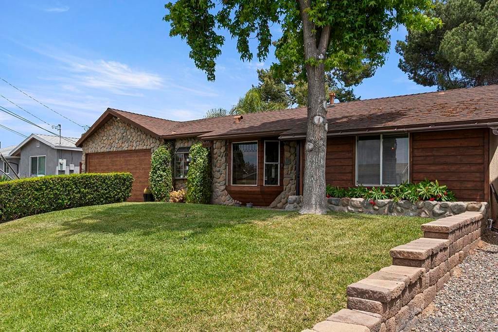 Image 2 of property listing at 9427 W Heaney Circle, Santee, CA 92071