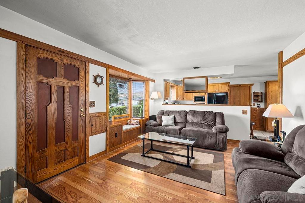 Image 5 of property listing at 9427 W Heaney Circle, Santee, CA 92071