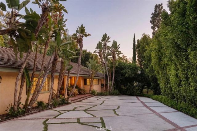 1138 Coldwater Canyon Drive, Beverly Hills, CA 90210