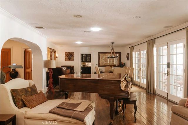 1138 Coldwater Canyon Drive, Beverly Hills, CA 90210