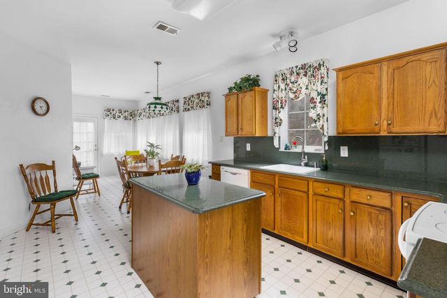 22 HUMMINGBIRD DR, Hamilton, NJ 08690