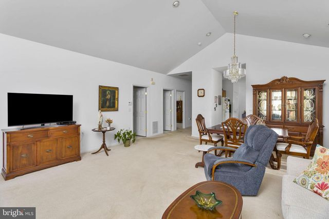 22 HUMMINGBIRD DR, Hamilton, NJ 08690