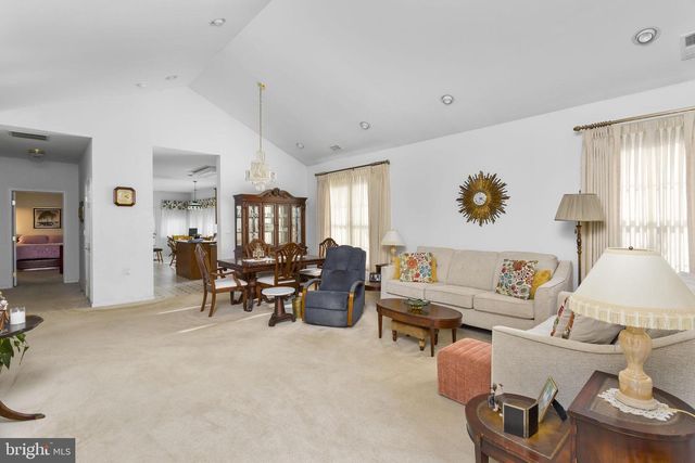 22 HUMMINGBIRD DR, Hamilton, NJ 08690