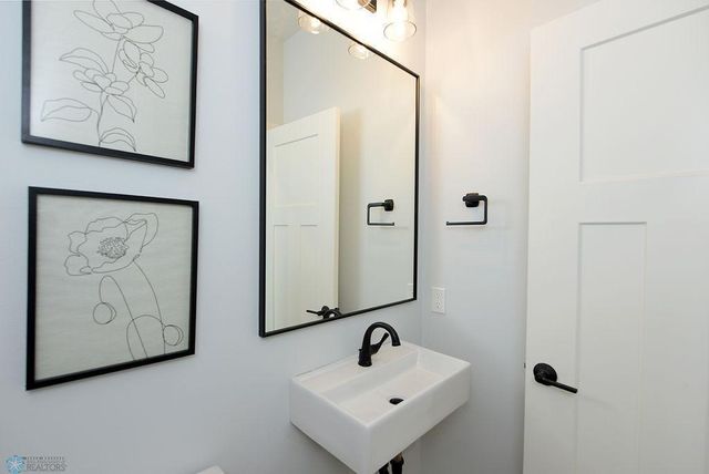 1182 Jill Drive W, West Fargo, ND 58047