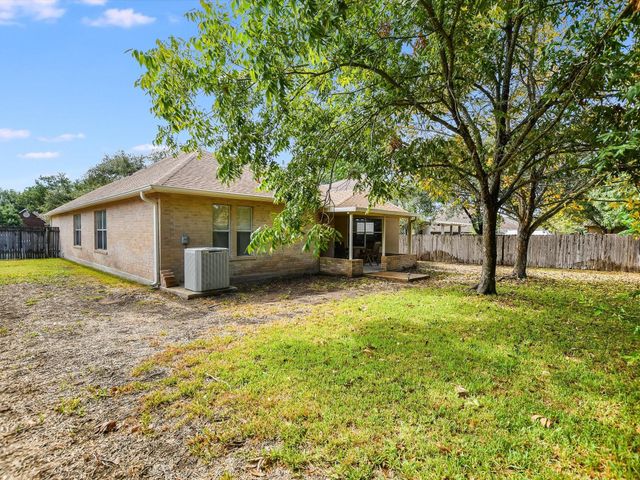 905 E Olympic DR, Pflugerville, TX 78660