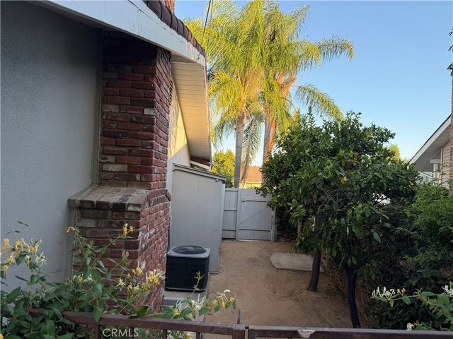 13761 Carlsbad, North Tustin, CA 92705