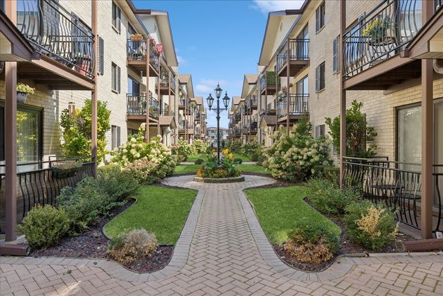 5143 N East River Road 152B, Chicago, IL 60656