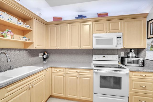 4160 Inverrary Drive 308, Lauderhill, FL 33319