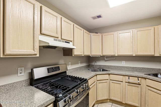 13 Independence Court, Lakewood, NJ 08701